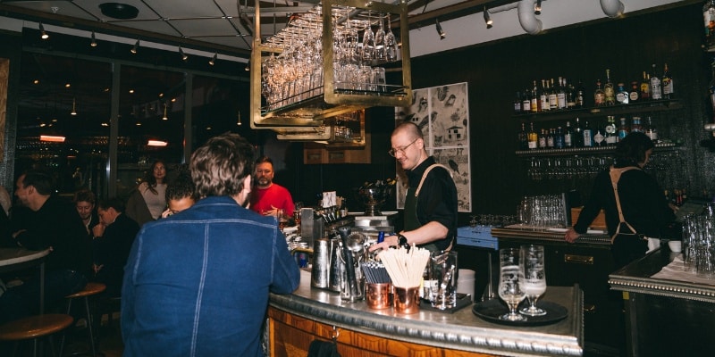 Bartender blandar drinkar i Bar Brillo på Taverna Brillo